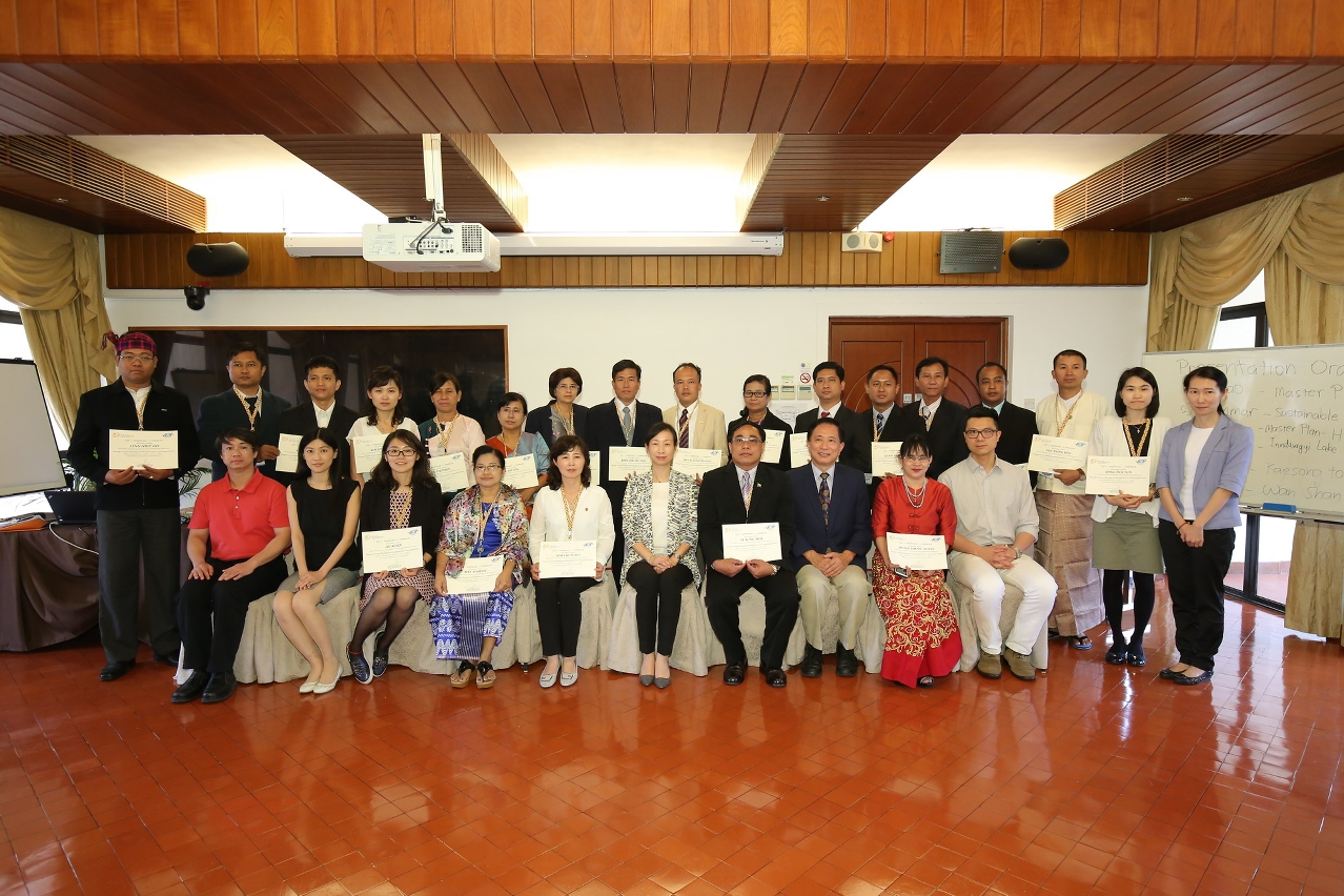 Group photo of IFT President, course leaders and the participants.