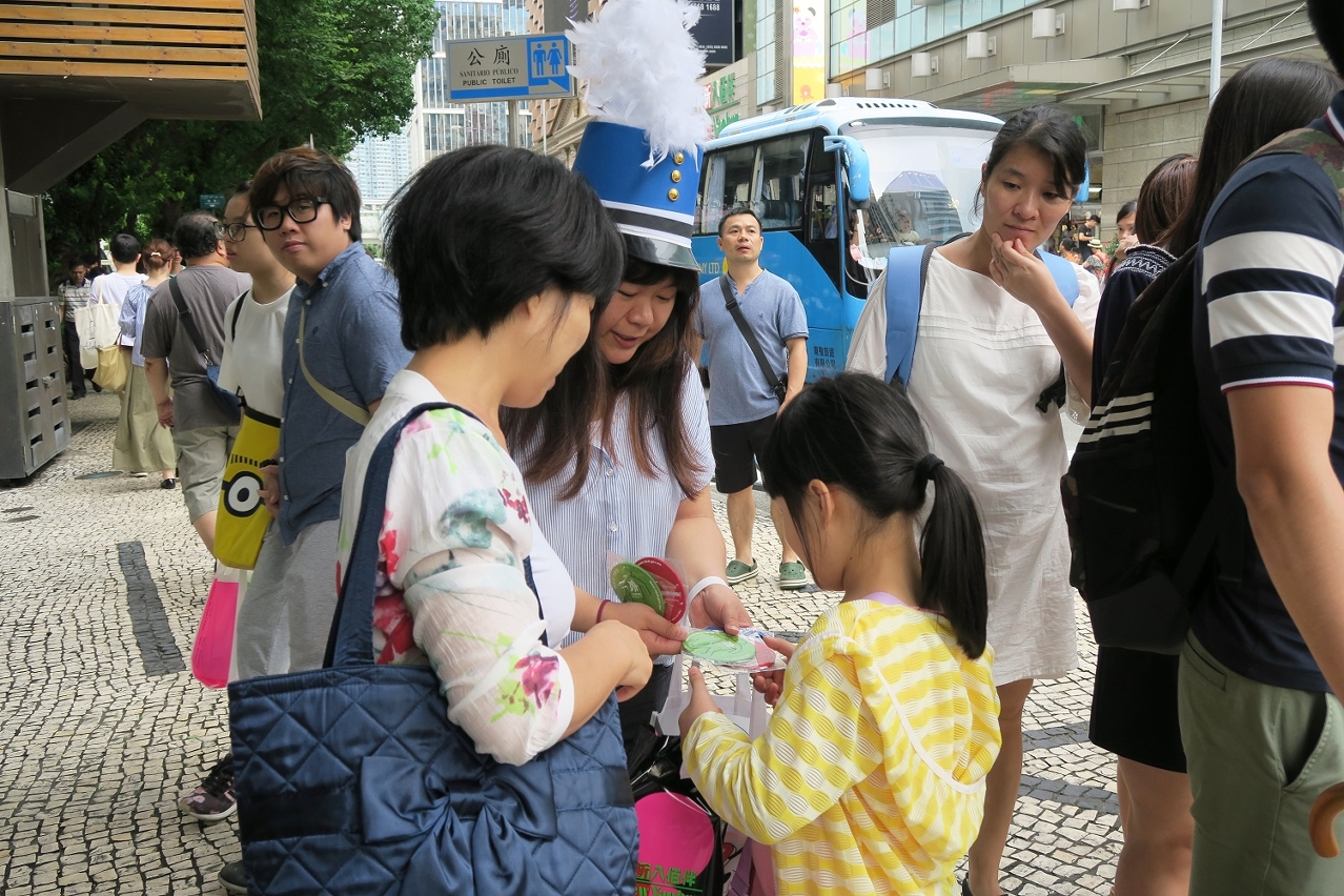 正確過路之行人獲發紀念品