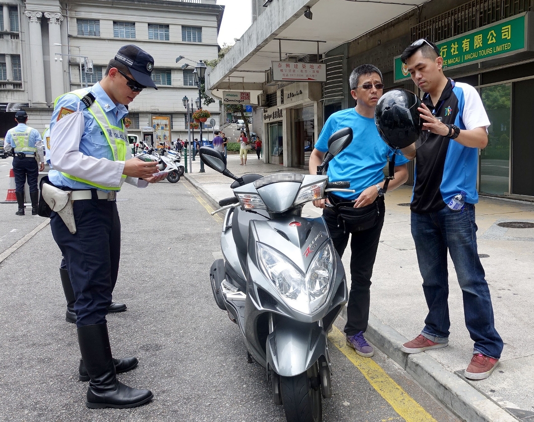 兩局設路檢向摩托車駕駛者宣教如何選頭盔