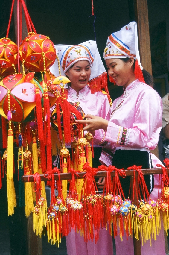 Bola bordada do Município de Jiuzhou do Distrito de Jingxi, exposta no âmbito de “Génese e Espírito - Mostra de Património Cultural Intangível de Guangxi”