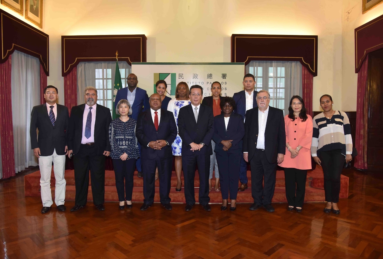 Foto de grupo da visita da UCCLA ao IACM