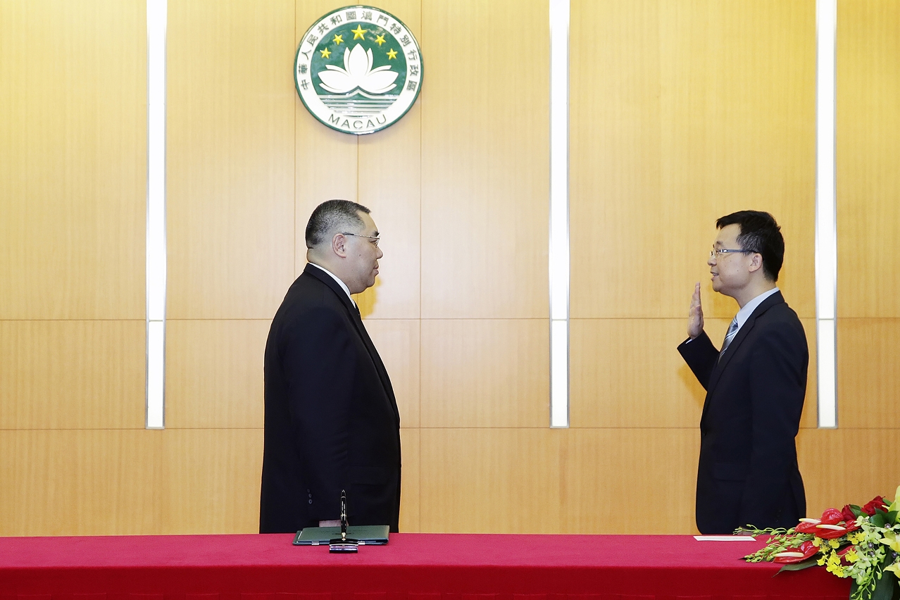 Chefe do Executivo, Chui Sai On, preside cerimónia de tomada de posse do Coordenador do Gabinete para a Protecção de Dados Pessoais,Yang Chongwei.