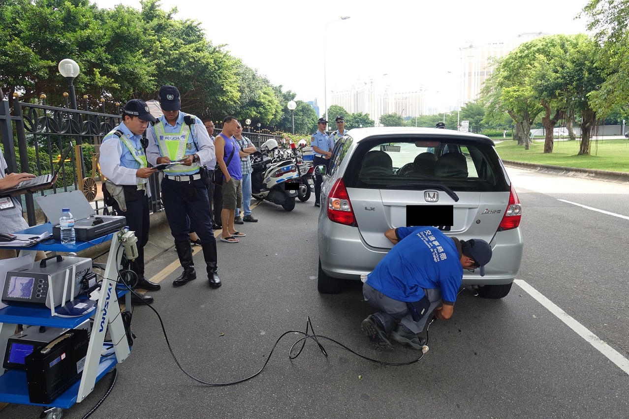 交通事務局與治安警察局聯合抽檢在用車輛尾氣