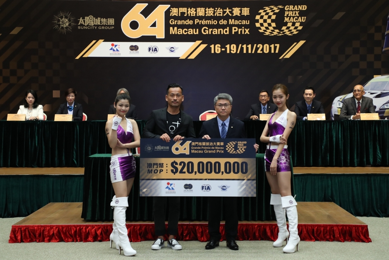 Mr. Alvin Chau, Chief Executive Officer and Director of Suncity Group, presents the sponsorship cheque to Mr. Pun Weng Kun, President of Sports Bureau