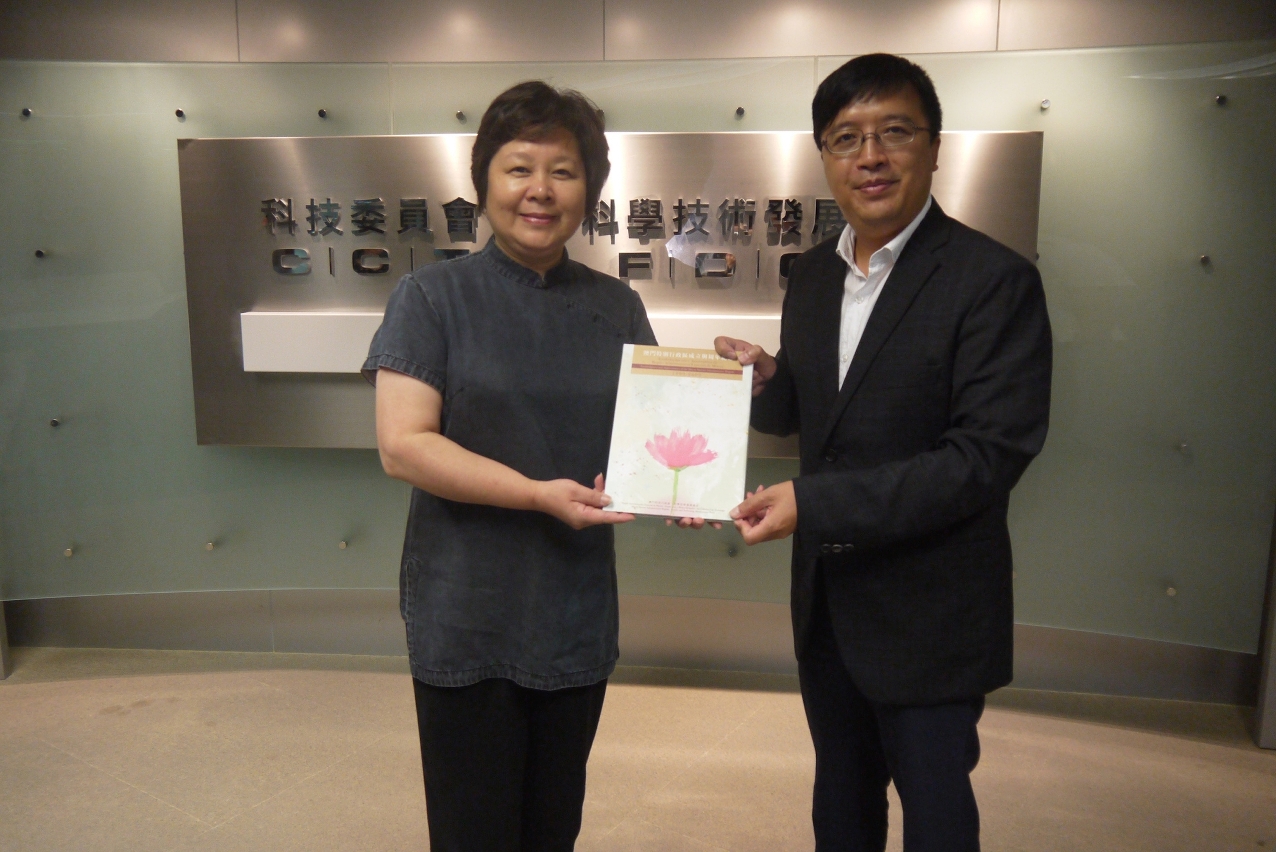 馬志毅主席（右）向李虹鳴副主席（左）致送紀念品