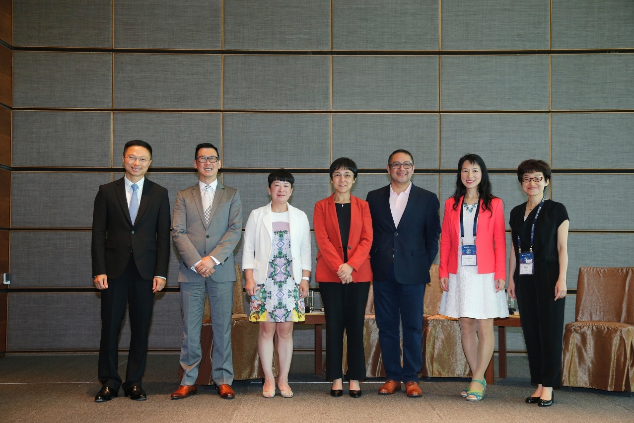 Representantes do grupo da Escola Wharton com os oradores da sessão de apresentações sobre turismo e negócios