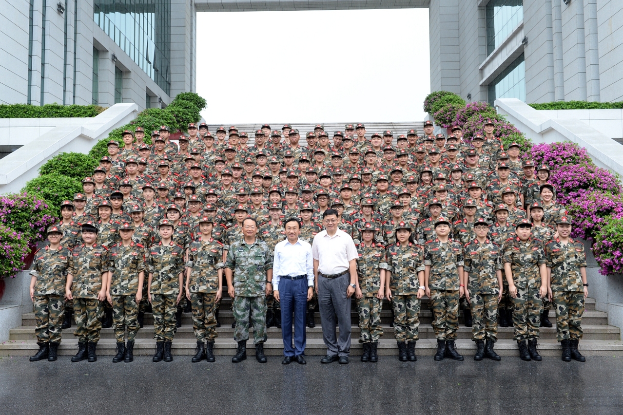 Alexis Tam e os jovens estudantes após a aula no acampamento militar de verão