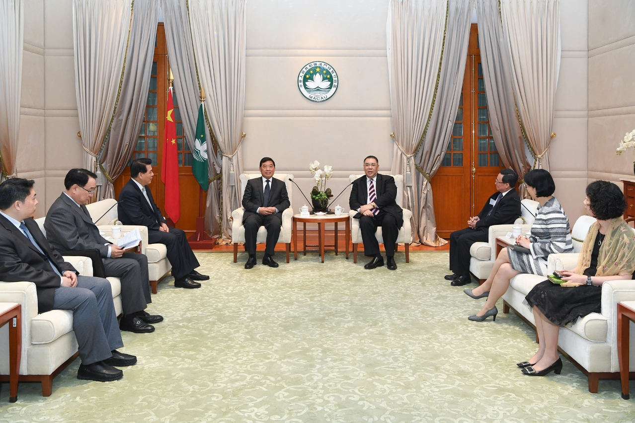 Encontro entre o Chefe do Executivo, Chui Sai On, e o presidente da Comissão municipal de Tianjin da Conferência Consultiva Política do Povo Chinês, Zang Xianfu.