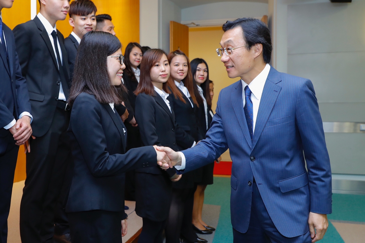 O Secretário Alexis Tam encontra-se com a Delegação de estudantes de excelência do ensino superior de Macau para intercâmbio e visita à UE e à UNESCO.