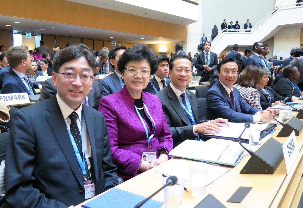 O Secretário Alexis Tam na Assembleia Mundial da Saúde juntamente com o embaixador Ma Zhaoxu, a Ministra Li Bin e o director Ko Wing-man