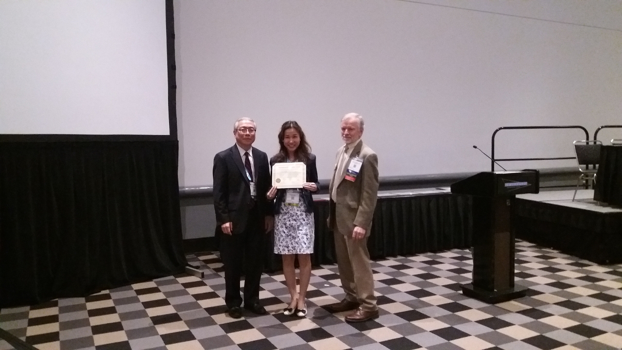 Prof Greta Mok receives the International Best Abstract Award from Prof Satoshi Minoshima (left), president-elect of the Society of Nuclear Medicine and Molecular Imaging (SNMMI)； and Prof Alan Packard (right), scientific programme chair of the SNMMI and a professor at Harvard University.