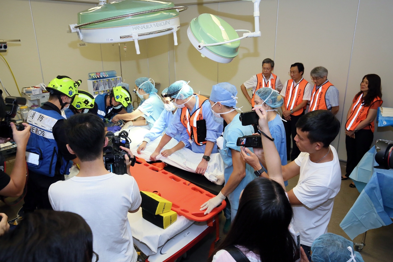 O Secretário, Dr. Alexis Tam Chon Weng, e o Director, Dr. Lei Chin Ion, entre outros, observaram o procedimento da simulação em detalhe. (1)