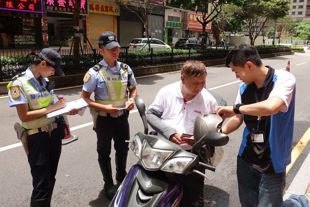 交通事務局與治安警察局持續落區宣傳摩托車頭盔