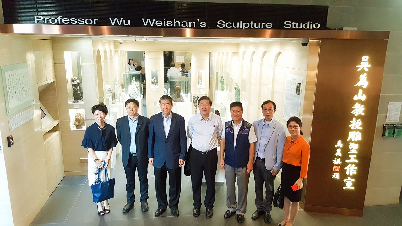 暨南大學代表團與馬有恒先生一行在““吳爲山教授雕塑工作室”鑑賞藝術品