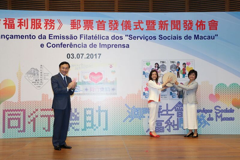 譚俊榮司長見證蓋郵戳儀式