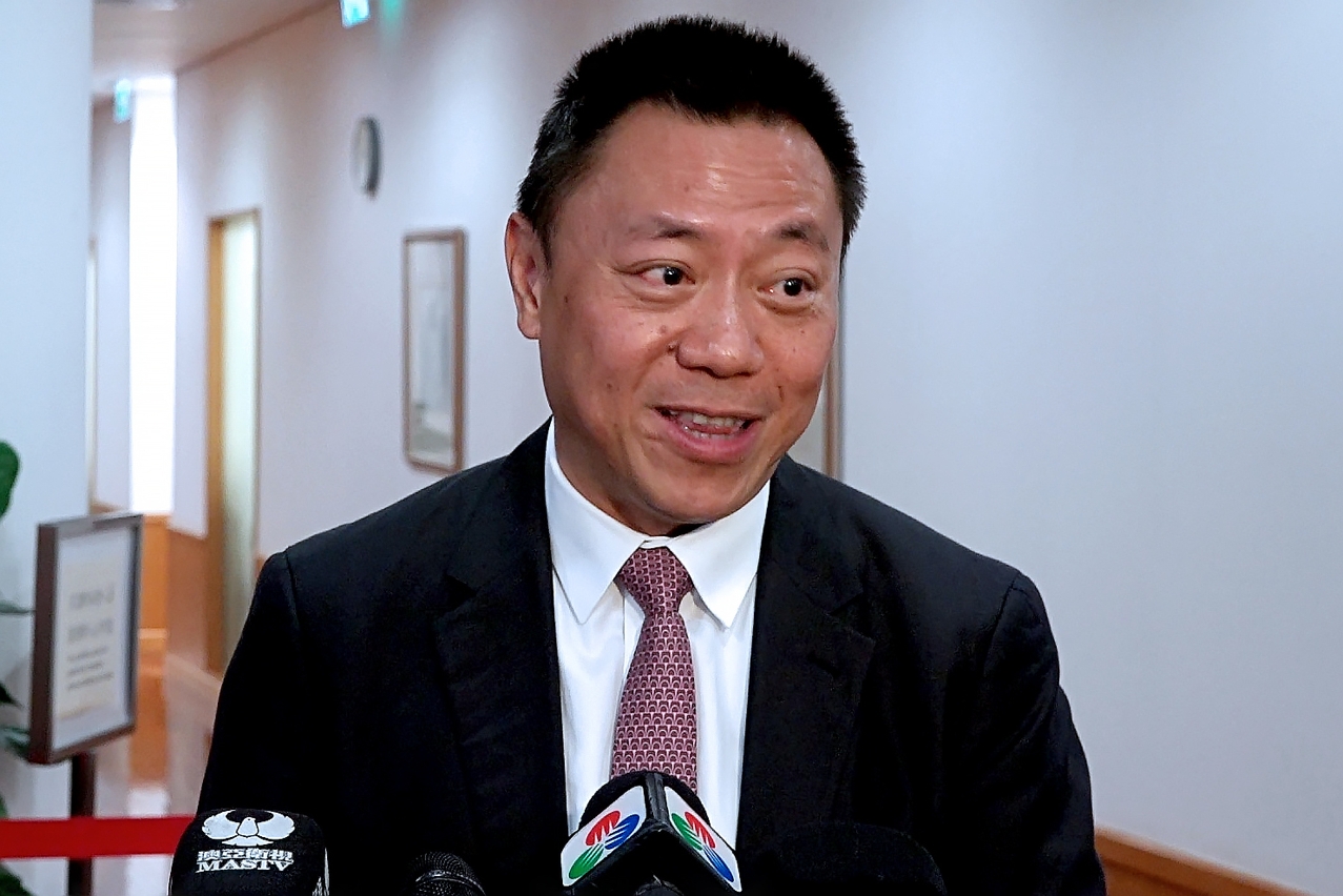 The Secretary for Economy and Finance, Mr Leong Vai Tac, speaks to reporters.