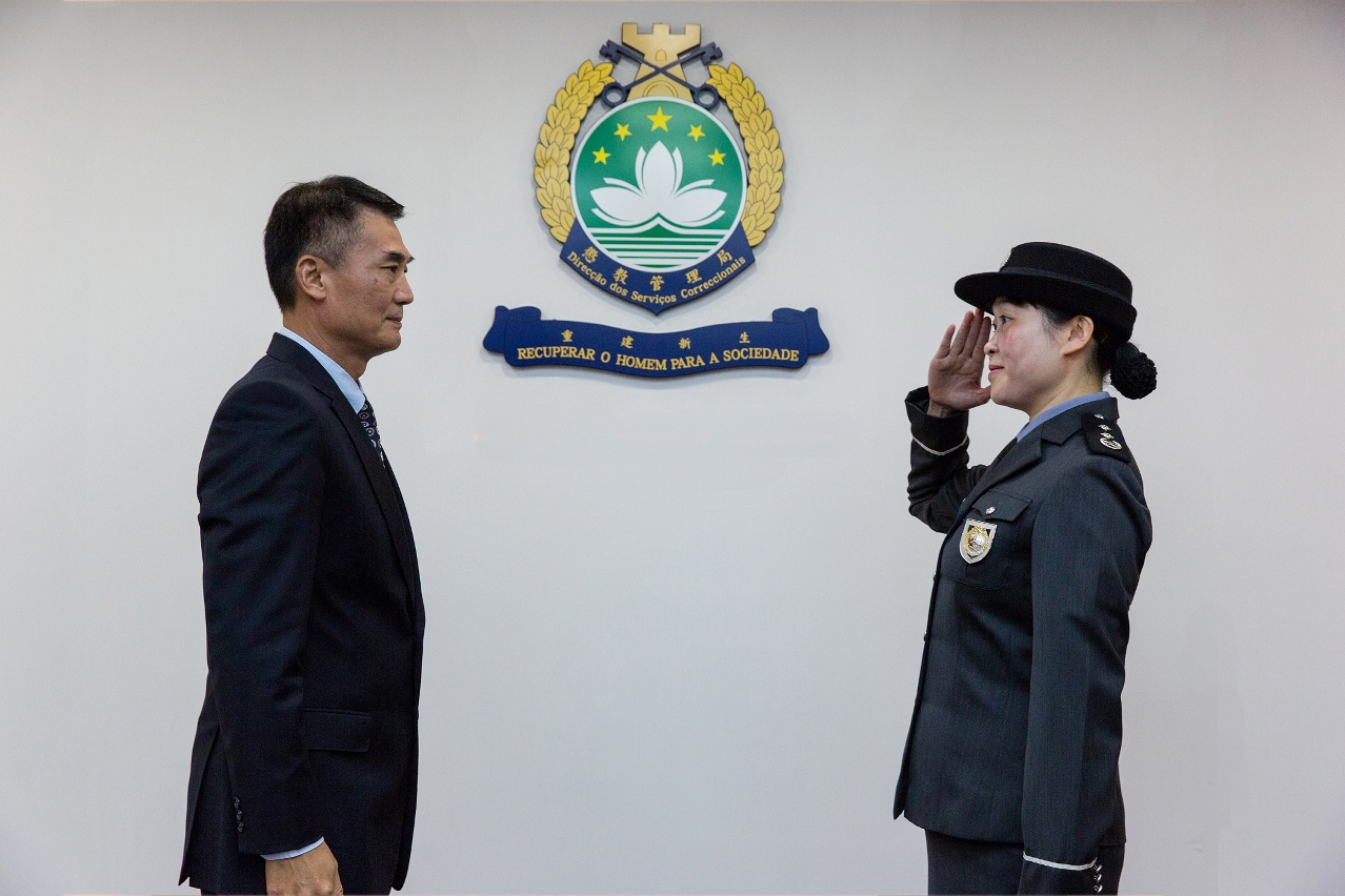A tomada de posse da Comissária-chefe Leung Man Wa na presença do Director da DSC, Cheng Fong Meng