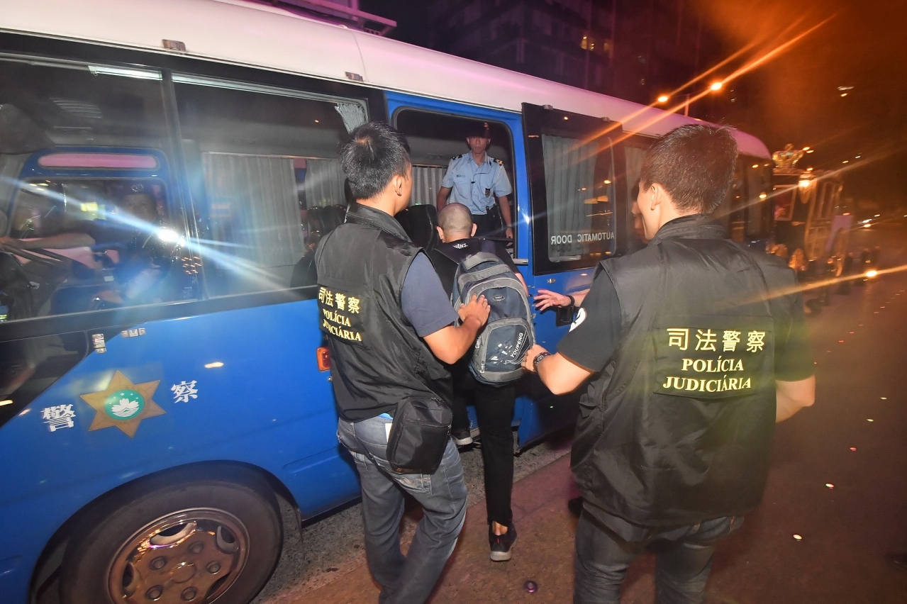 「雷霆１７」期間警方巡查各類場所及將身份可疑人士帶返警局調查