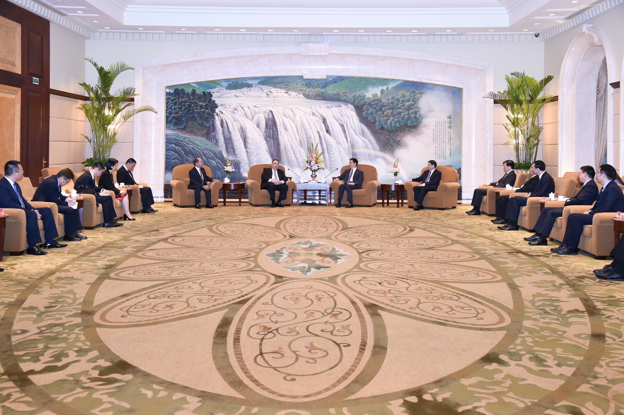 The Chief Executive, Mr Chui Sai On, meets with the Secretary of the CPC Shanghai Municipal Committee, Mr Han Zheng, and the Mayor, Mr Ying Yong.