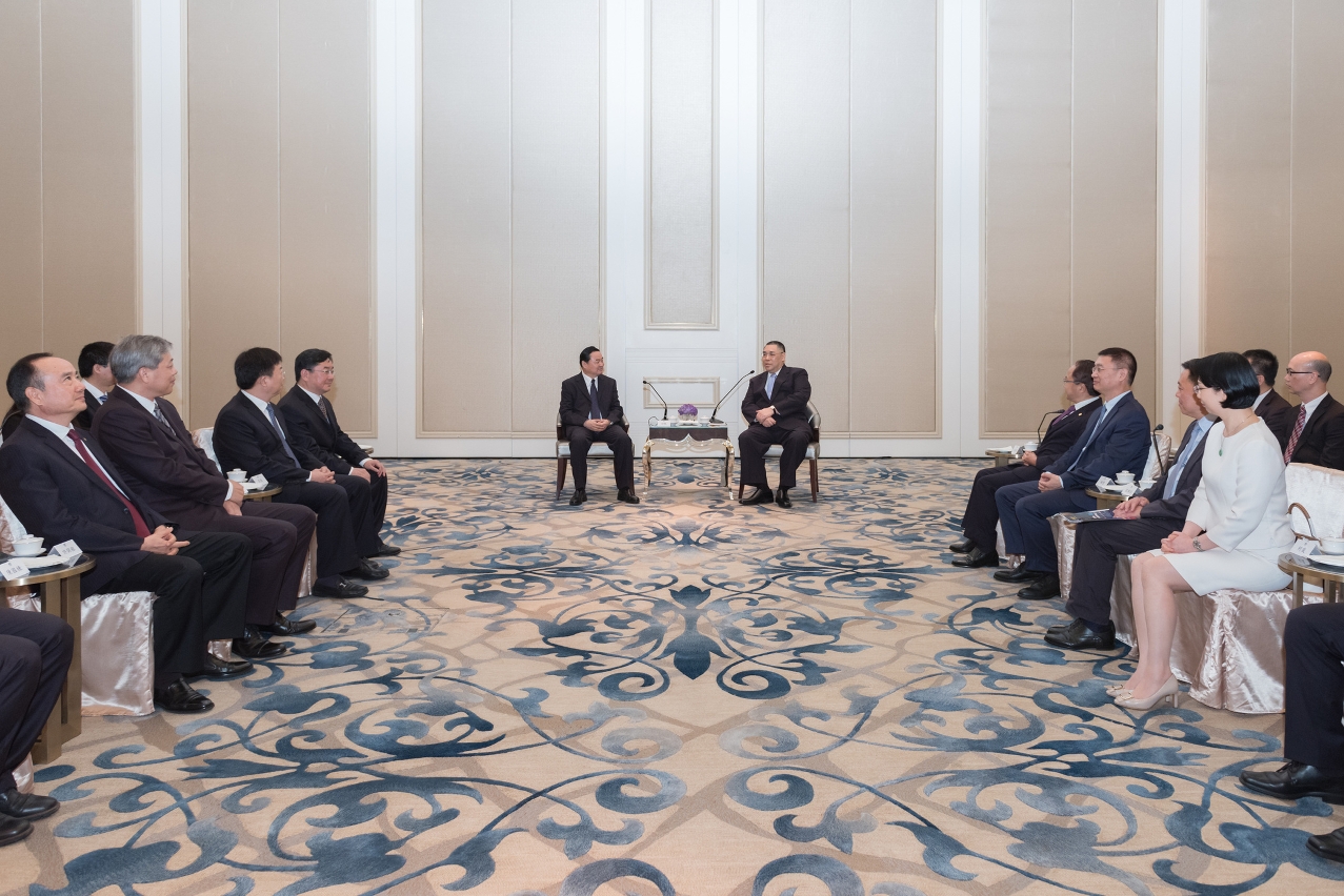 Chefe do Executivo, Chui Sai On, recebe em audiência, em Santa Sancha, o secretário do comité do partido da Comissão de Supervisão e Administração de Activos Estatais do Conselho de Estado, Hao Peng, e representantes de empresas estatais.