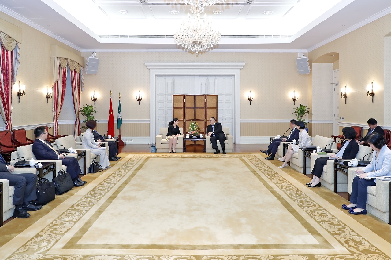 Encontro entre o Chefe do Executivo, Chui Sai On, e a vice-presidente do Banco de Desenvolvimento da China, Ding Xiangqun, na Sede do Governo.