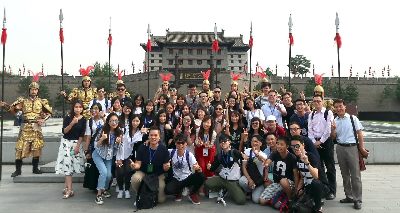 澳門學生與西安學生在古城牆下愉快合照