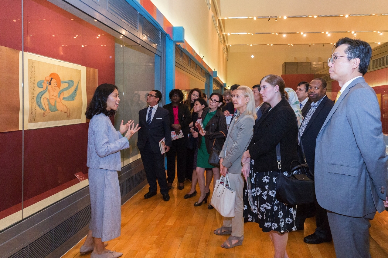 The consular corps visited the exhibition “The Art of Zhang Daqian”