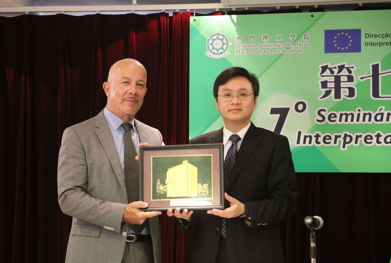 Professor Marcus Im (right), MPI’s Vice President, presents a souvenir to Mr. Pedro Elston, representative of the European Commission