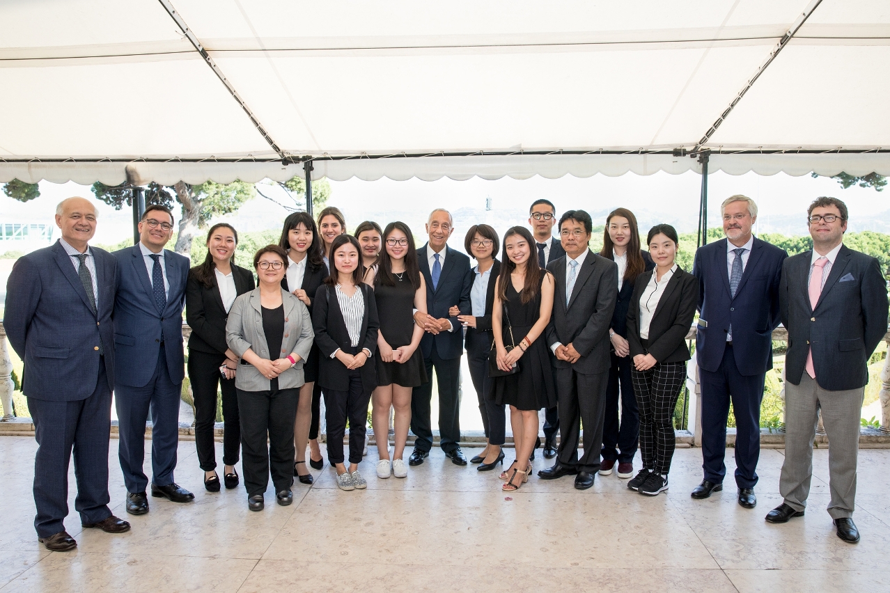 UM students meet with President of Portugal (middle), Marcelo Rebelo de Sousa (photo provided by Miguel Figueiredo Lopes/Presidência da República)