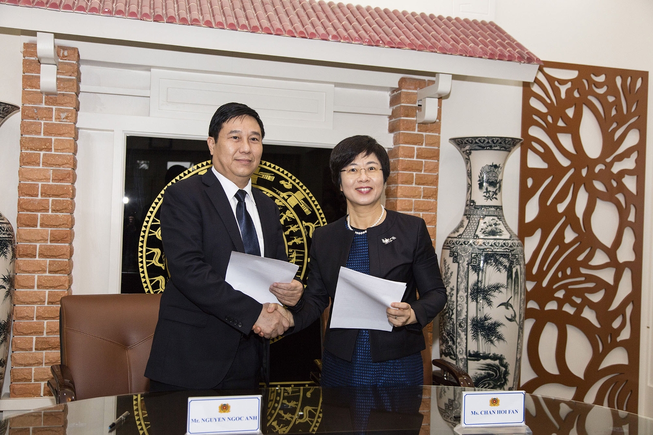 A Exma. Sra. Dra. Sónia Chan e o Exmo. Sr. Director dos Serviços de  Assuntos de Justiça do Ministério de Segurança Pública do Vietname  assinaram uma minuta a propósito da cooperação judiciária sobre a entrega de  infractores em fuga e a transferência de pessoas condenadas.