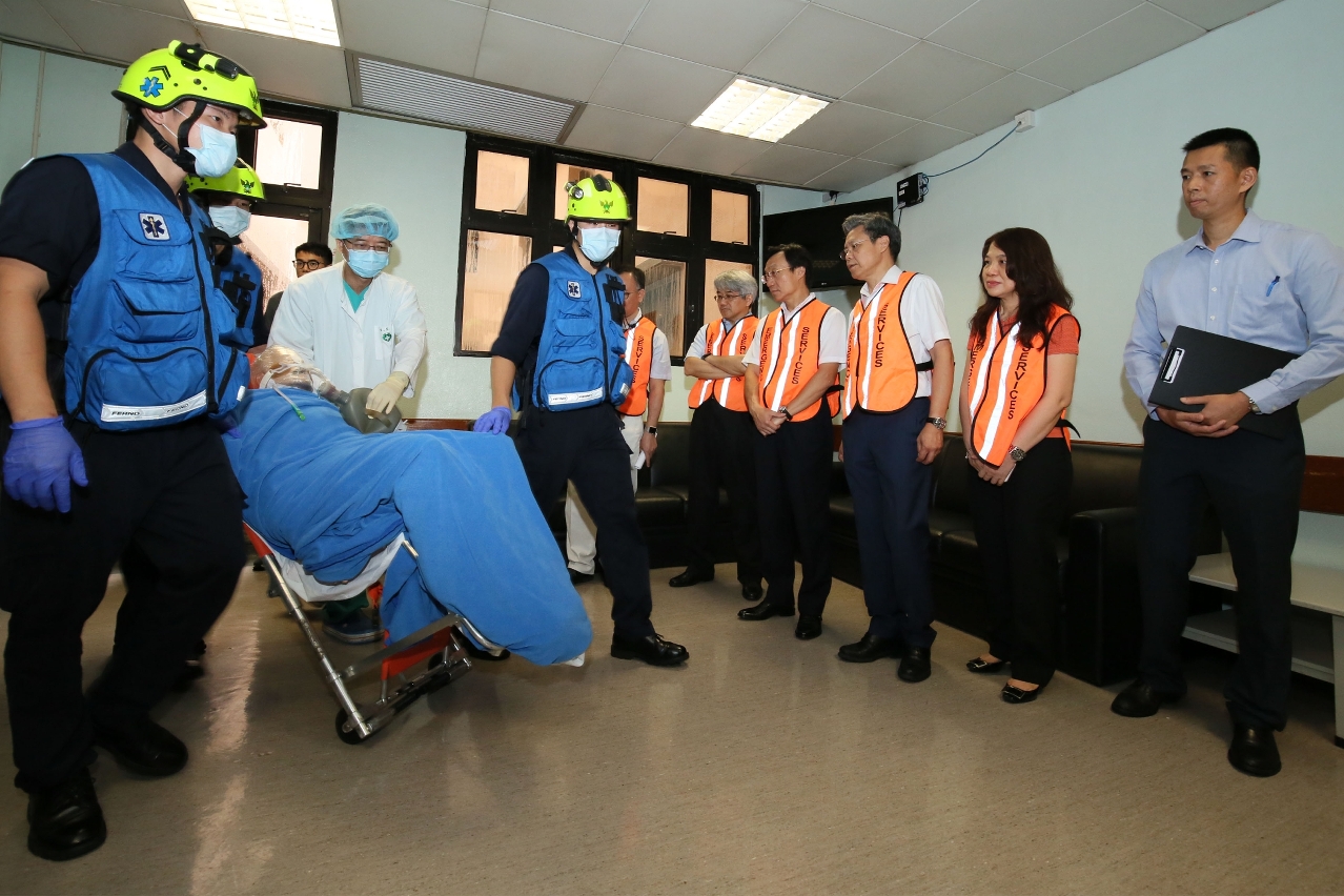 O Secretário, Dr. Alexis Tam Chon Weng, e o Director, Dr. Lei Chin Ion, entre outros, observaram o procedimento da simulação em detalhe. (2)