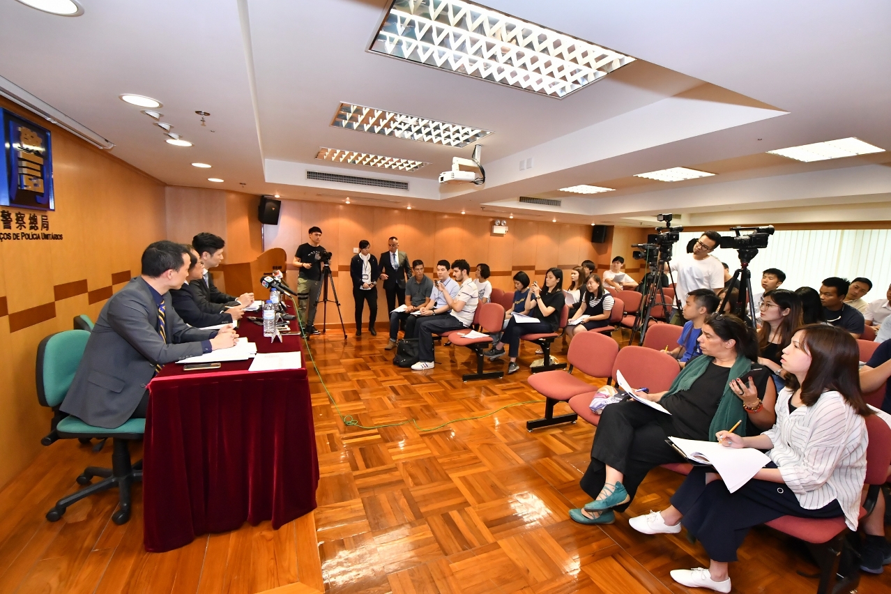 O Adjunto do Comandante-geral dos SPU, João Augusto da Rosa, o Comandante substituto do CPSP, Wong Chi Fai, e o Chefe do Departamento de Investigação Criminal da PJ, Vong Chi Hong, na conferência de imprensa sobre o balanço da operação “Trovoada 17”.