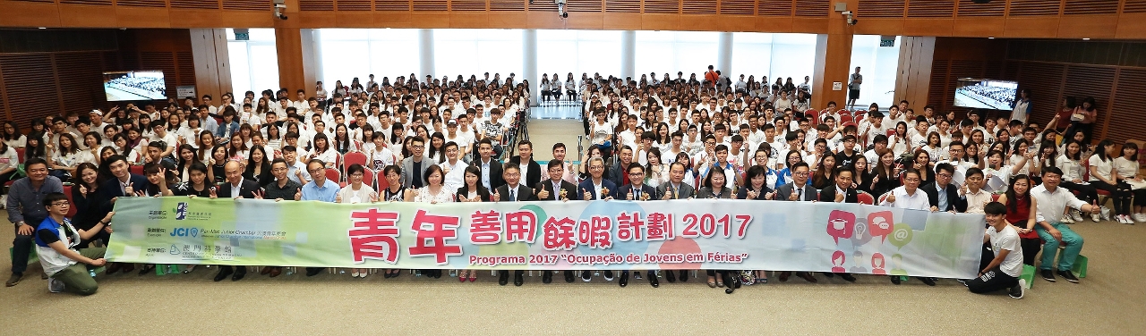 Fotografia de grupo dos convidados de honra com todos os representantes das entidades públicas e privadas e os participantes do Programa