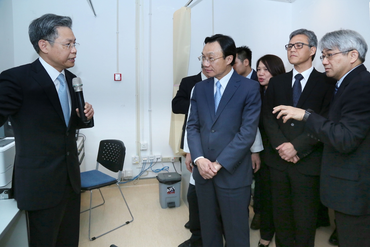 O Director do Hospital Dr. Kuok Cheong U apresentou modelo actual do equipamento de Mamografia digital do raio-X
