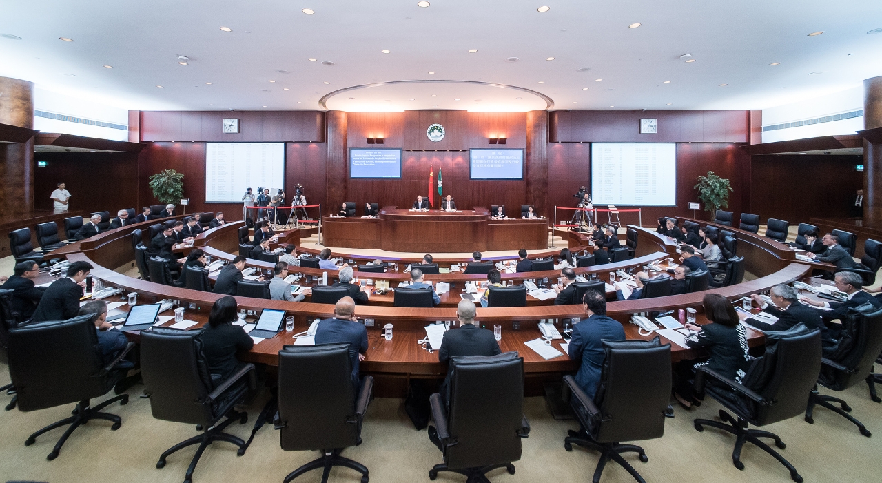 Chefe do Executivo, Chui Sai On, no plenário da Assembleia Legislativa para responder às perguntas dos deputados sobre a acção governativa e assuntos sociais.