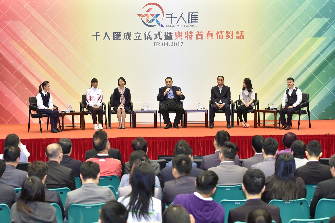 The Chief Executive, Mr Chui Sai On, chats with young people following the inauguration ceremony of "Gathering of Thousand Talents".