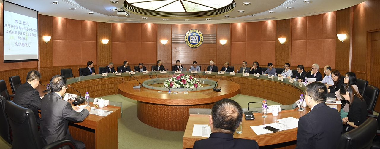 聽取擬建的物聯網國家重點實驗室負責人介紹