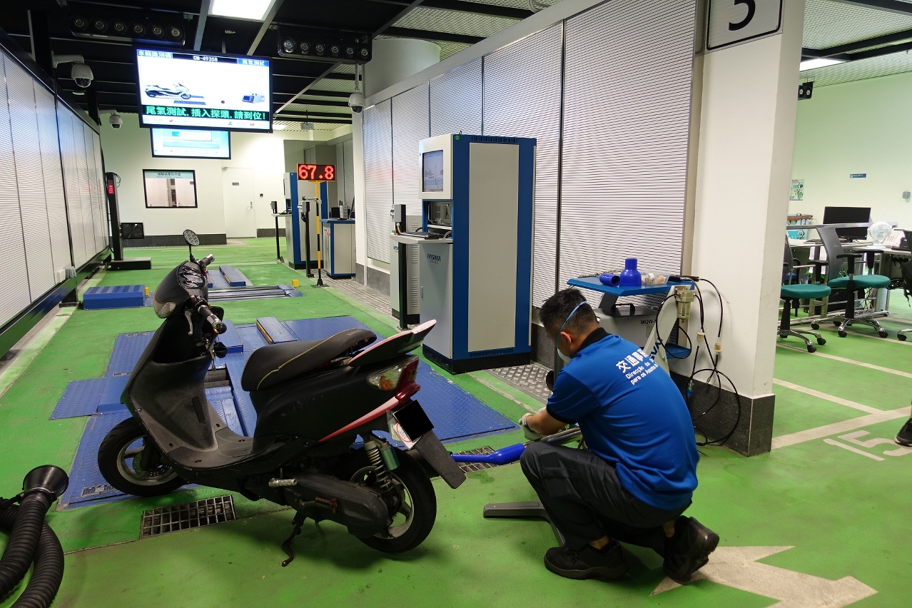 驗車人員為車輛作尾氣排放測試