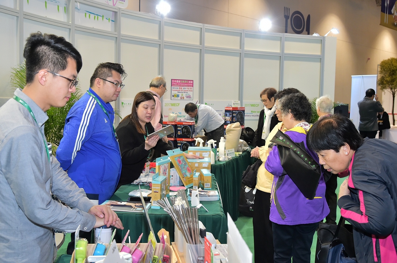 Booming sales at the “Eco-Market”.