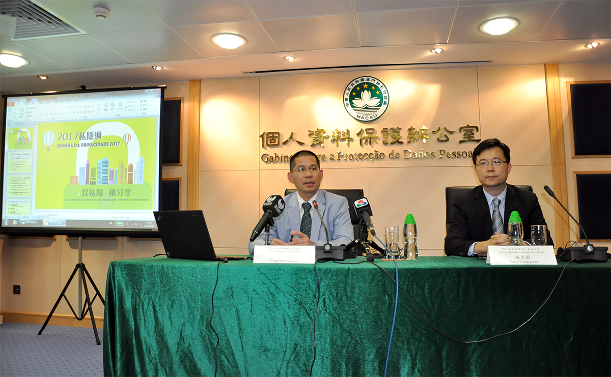 Coordenador Fong Man Chong e Coordenador-Adjunto Yang Chongwei na conferência de imprensa apresentando o balanço dos trabalhos de 2016