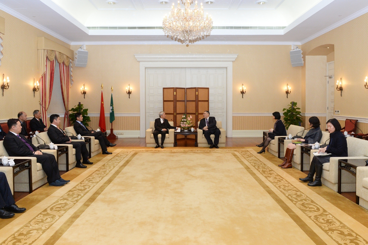 Chefe do Executivo, Chui Sai On, recebe representantes da União das Associações dos Proprietários de Estabelecimentos de Restauração e Bebidas de Macau.