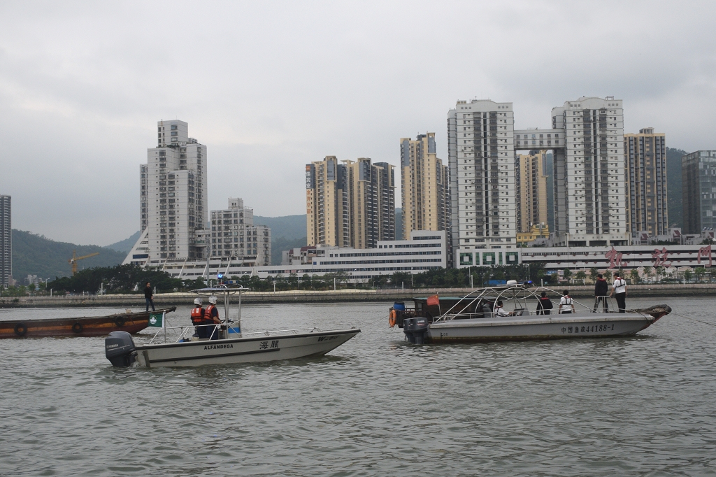 澳門海關與中國漁政在澳門管理海域及外圍巡查往來船隻