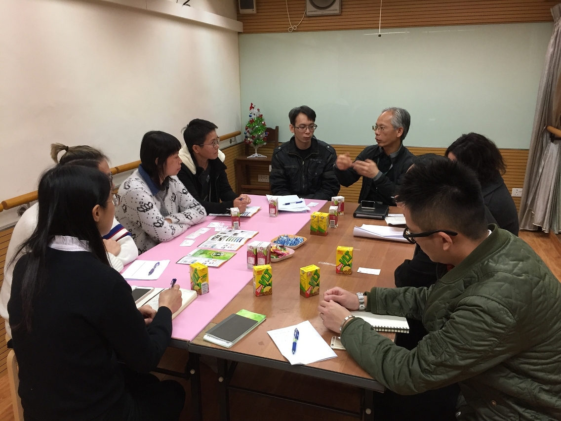 民署向明愛創明坊介紹優化行人道無障礙建設