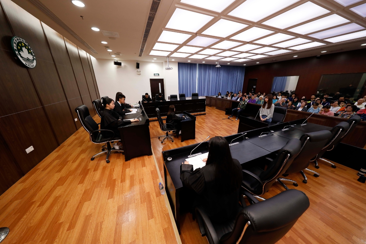 不少市民到模擬法庭“聽審”