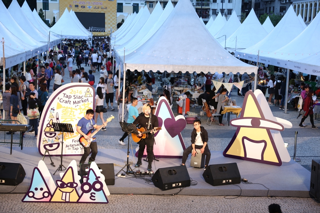 The 2nd Award Ceremony and Concert of the Subsidy Programme for the Production of Original Song Albums and several music performances are held at the Tap Siac Craft Market, creating a lively atmosphere.