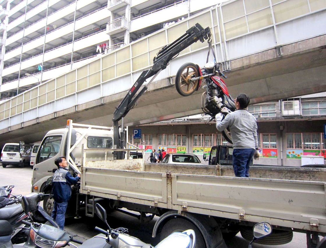 交通事務局移走公共道路欠稅車輛