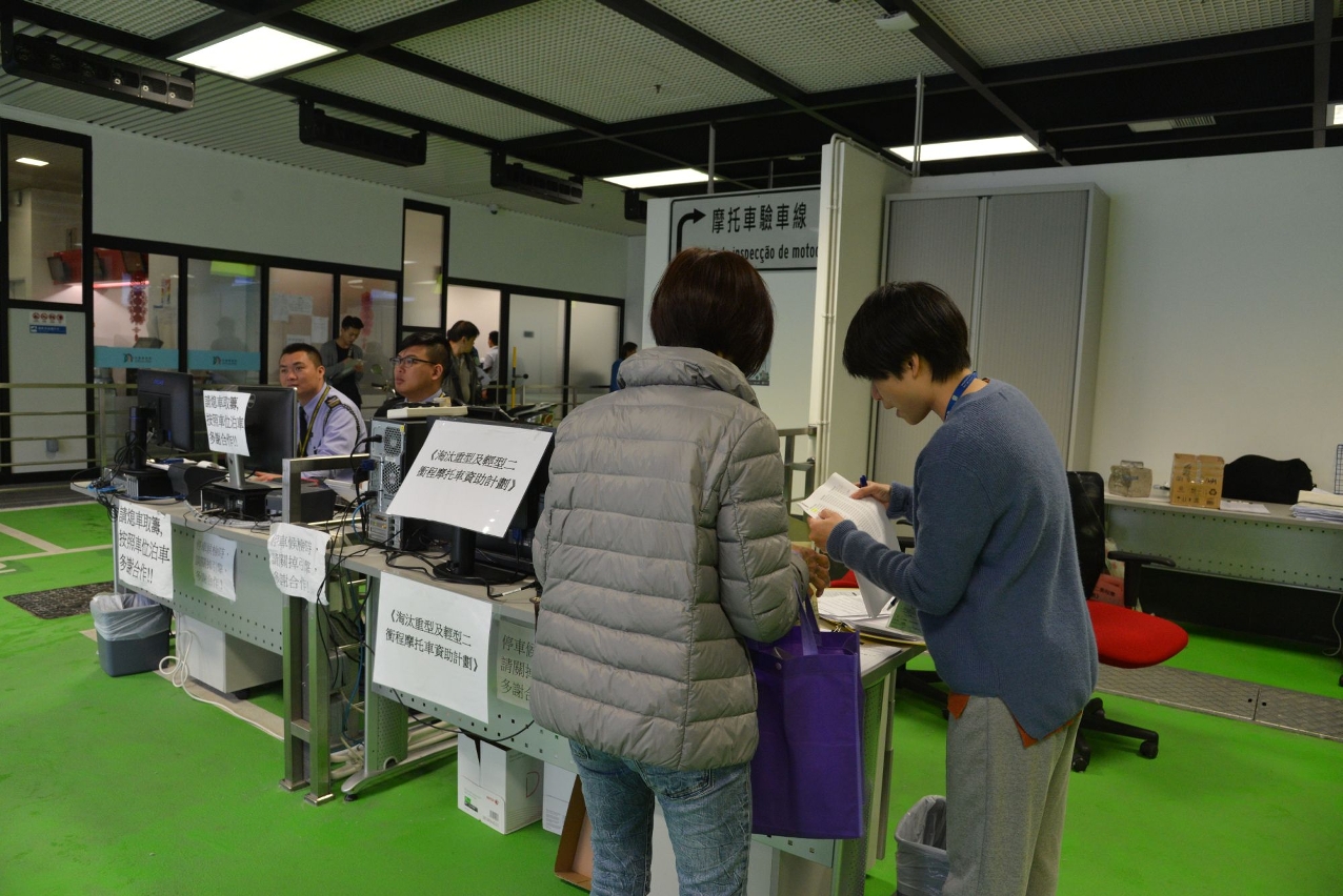 環保局已完成約3000宗汰車資助計劃的審批，圖為有關車主到澳門摩托車檢驗中心辦理註銷淘汰的手續。