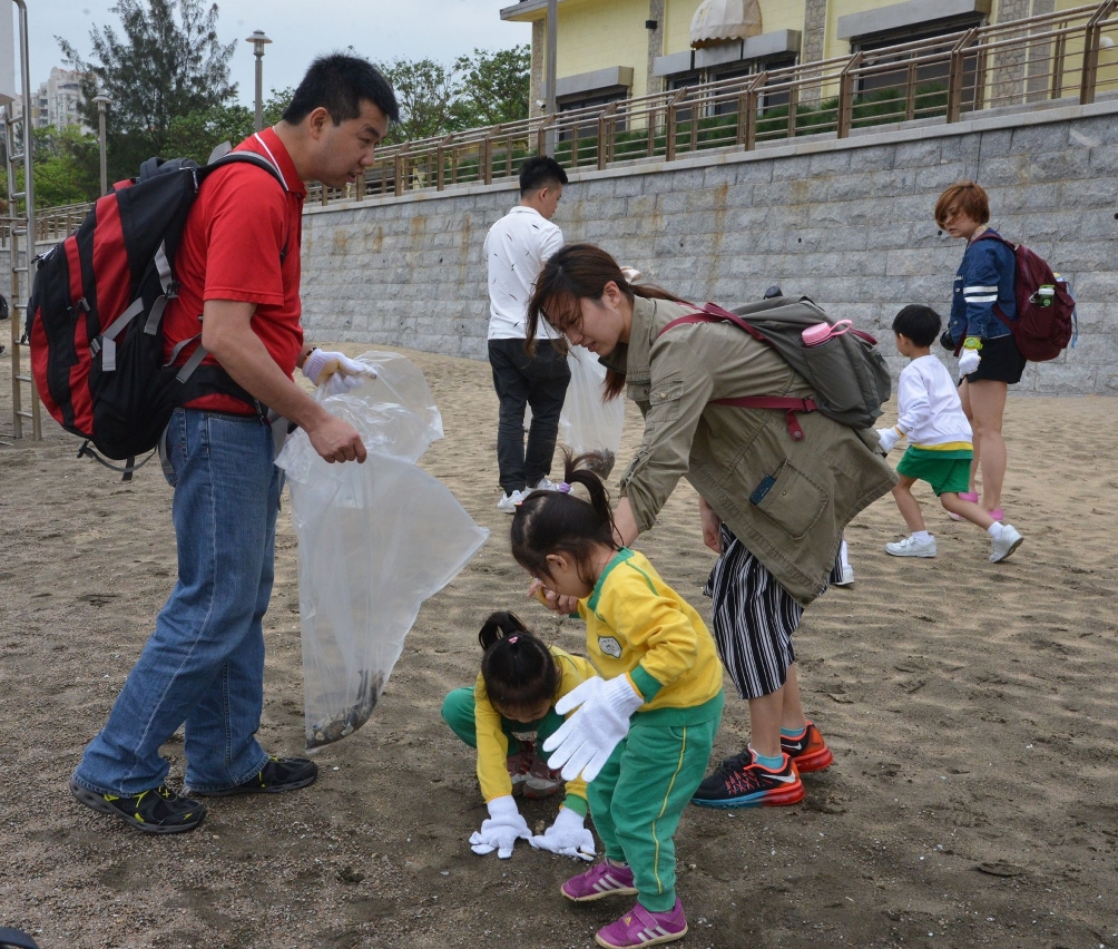 參與“清潔海灘好Easy”活動的相關部門和團體人員、家長及青少年收集黑沙海灘的垃圾，共同維護海灘的環境清潔。