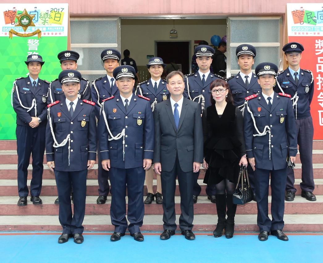 警察總局馬耀權局長及治安警察局各領主管與美術導師孫衍軍合照留念