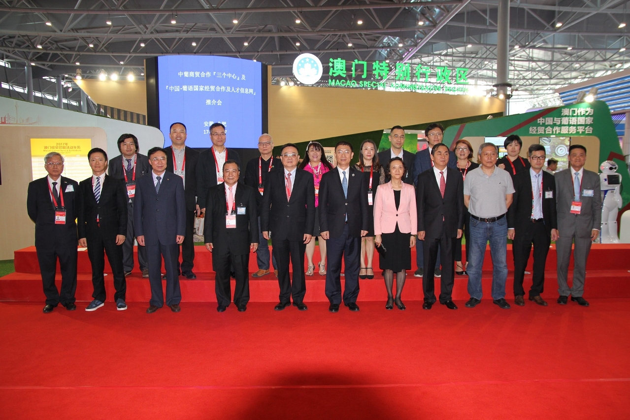 Fotografia de grupo da Delegação Empresarial de Macau em frente do Pavilhão de Macau